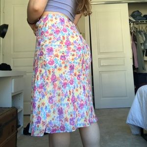 Beautiful thrifted floral midi skirt size 12